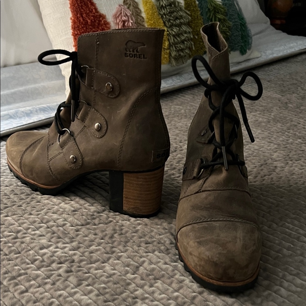 Sorel Women's Addington - leather  Brown Lace-Up Boots sz 9